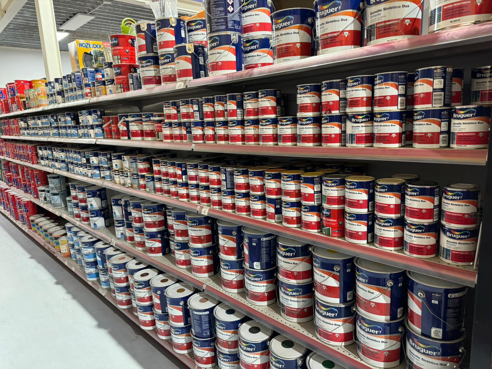 Estanterías de pintura Bruguer en almacén