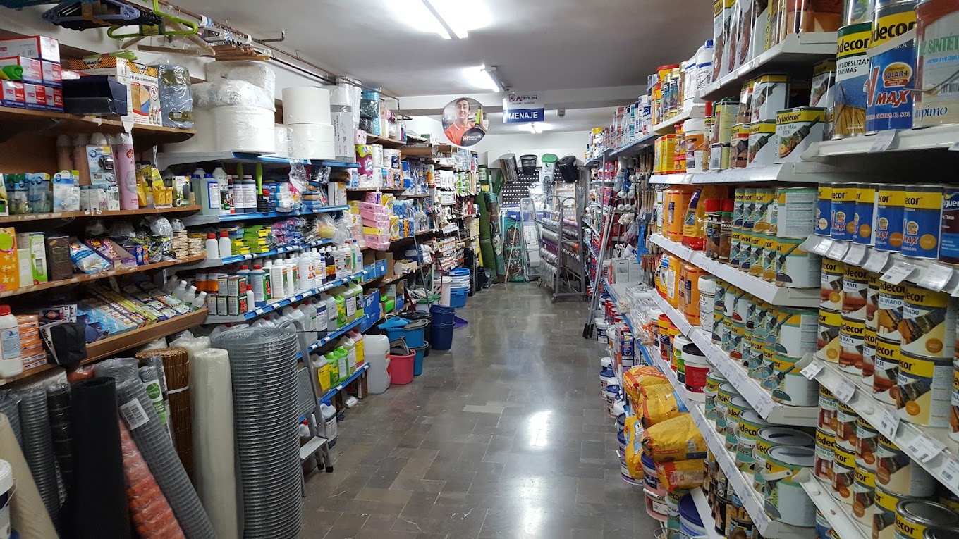 Interior de tienda con amplio surtido