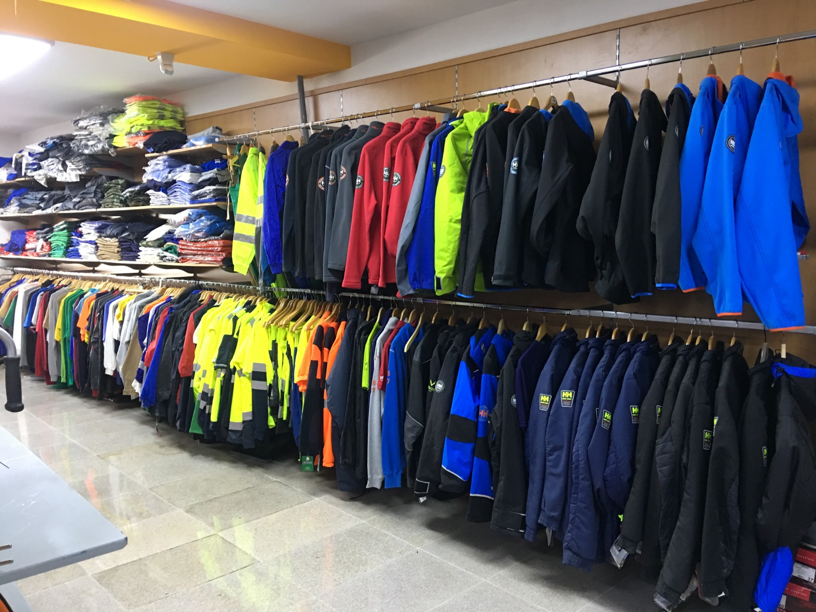 Ropa laboral Velilla en exposición
